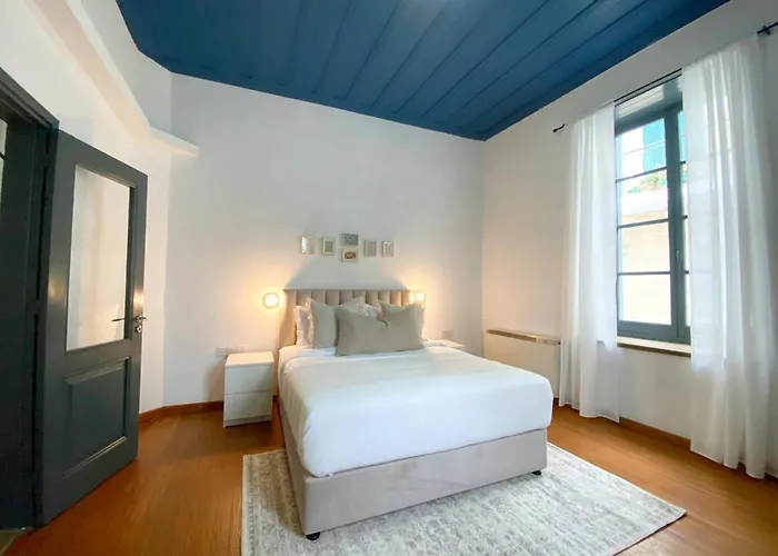 Phaedrus Living: Cozy Down Town House Aischylou *